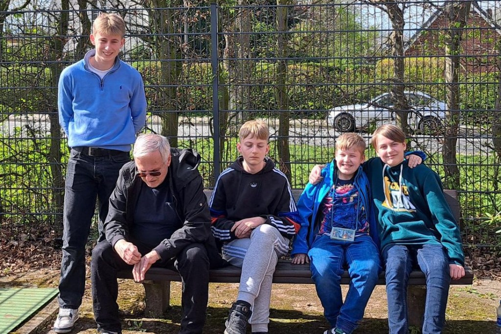 Mittagspause! vl. Henry, Opa Günni, Tristan, Mateo und Jan-Mika