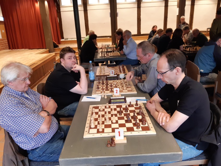 Die Spitzenpaarungen der 6.Runde: Vorn Schöngart-Kozik, dahinter Schulze-Grimm